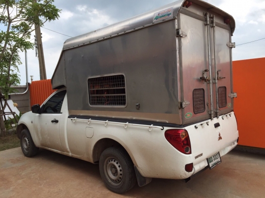 รถกระบะแบบมีหลังคาและฝาปิดข้างพร้อมใช้งาน