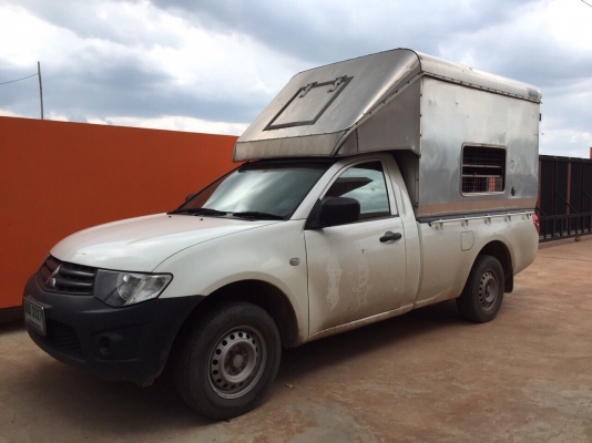 รถกระบะแบบมีหลังคาและฝาปิดข้างพร้อมใช้งาน