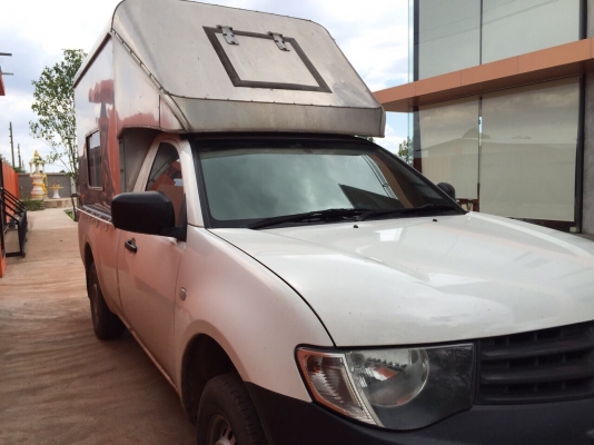 รถกระบะแบบมีหลังคาและฝาปิดข้างพร้อมใช้งาน