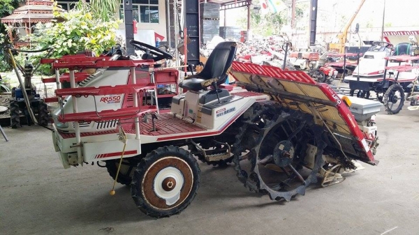 รถปลูกข้าวนั่งขับ YANMAR รุ่น RR550  ดำนา  5 แถว  พร้อมกล่องหยอดปุ๋ยด้านท้าย  เก่าญี่ปุ่น สภาพสวย