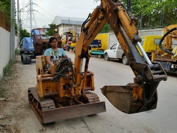 รถขุด แบคโฮ ขนาดเล็ก เครื่องยนต์ดีเชล สูบเดียว MITSUBISHI สตาร์ทได้ 2 ระบบ เพียง 138,000 บาทเท่าน้ัน