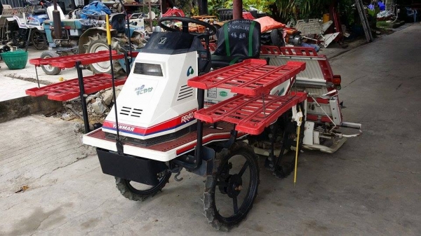 รถปลูกข้าวนั่งขับ YANMAR  RR40  (2) ดำนา 4 แถว   เก่าญี่ปุ่น สภาพสวย เครื่องยนต์ติดง่าย สภาพพร้อมใช้งาน ไม่เคยใช้งานในไทย