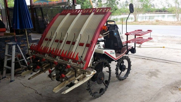 รถปลูกข้าวนั่งขับ YANMAR  RR40  (2) ดำนา 4 แถว   เก่าญี่ปุ่น สภาพสวย เครื่องยนต์ติดง่าย สภาพพร้อมใช้งาน ไม่เคยใช้งานในไทย