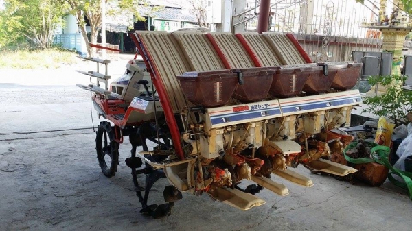 รถปลูกข้าวนั่งขับ KUBOTA รุ่น S1-500R เก่าญี่ปุ่น  ดำนา 5 แถว สภาพสวย พร้อมกล่องปุ๋ยด้านท้าย เครื่องยนต์ติดง่าย สภาพพร้อมใช้งาน