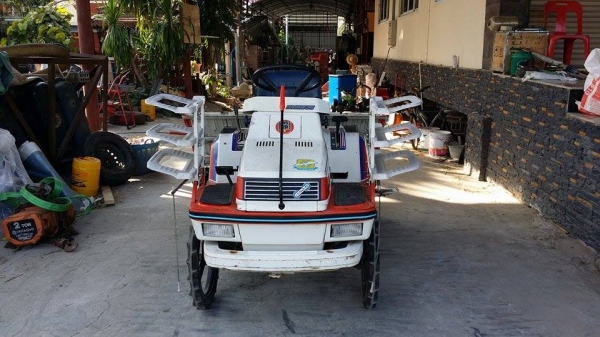 รถปลูกข้าวนั่งขับ KUBOTA รุ่น S1-500R เก่าญี่ปุ่น  ดำนา 5 แถว สภาพสวย พร้อมกล่องปุ๋ยด้านท้าย เครื่องยนต์ติดง่าย สภาพพร้อมใช้งาน