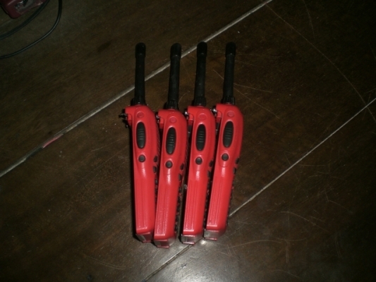 ขายวิทยุสื่อสารเครื่องแดง 4 เครื่อง