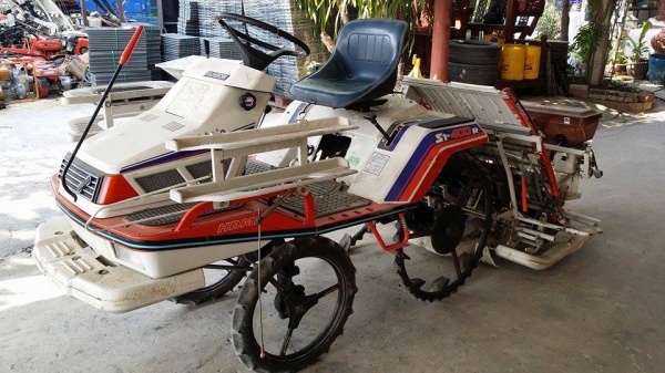 รถปลูกข้าวนั่งขับ KUBOTA รุ่น S1-400R (2) เก่าญี่ปุ่น พร้อมกล่องหยอดปุ๋ยด้านท้าย ดำนา 4 แถว สภาพสวย