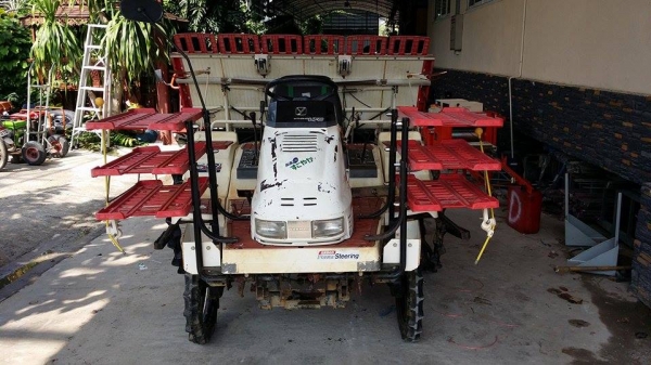 รถปลูกข้าวนั่งขับ YANMAR   RR650  ดำนา 6 แถว  พร้อมกล่องหยอดปุ๋ยด้านท้าย  เก่าญี่ปุ่น สภาพสวย