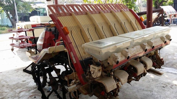 รถปลูกข้าวนั่งขับ YANMAR   RR650  ดำนา 6 แถว  พร้อมกล่องหยอดปุ๋ยด้านท้าย  เก่าญี่ปุ่น สภาพสวย