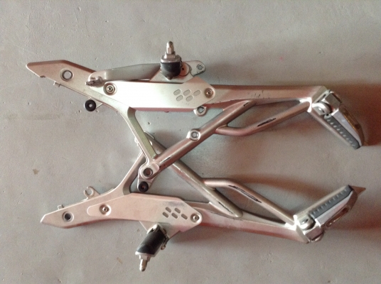 ธารนนทบุรี//ขาย พักเท้าเดิม kawasaki er 650 ราคา 3,500 บาท