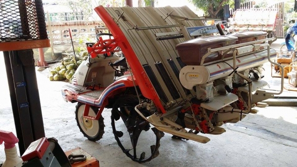 รถปลูกข้าวนั่งขับ KUBOTA  รุ่น SPA4  ดำนา 4 แถว  พร้อมกล่องหยอดปุ๋ยด้านท้าย  เก่าญี่ปุ่น สภาพสวย