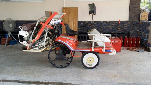 รถปลูกข้าวนั่งขับ KUBOTA  รุ่น SPA4  ดำนา 4 แถว  พร้อมกล่องหยอดปุ๋ยด้านท้าย  เก่าญี่ปุ่น สภาพสวย