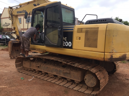 รถขุดPC200-7....จ่ายก่อน 1000000. ผ่อนต่อ 50700x15=760500.