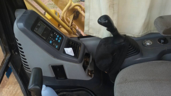 รถขุดPC200-7....จ่ายก่อน 1000000. ผ่อนต่อ 50700x15=760500.