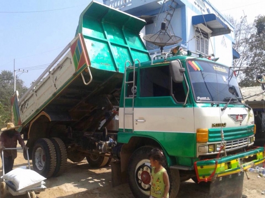 หกล้อฮีโน่ดั้มดินยาง9.00 เครืองE.H 700เกีรยH.oรถพร้อมใช้