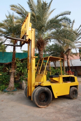 ขายรถยกโฟร์คลิฟต์ สนใจติดต่อ 086-775-7900, 086-324-1992