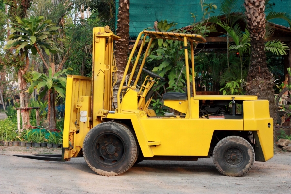 ขายรถยกโฟร์คลิฟต์ สนใจติดต่อ 086-775-7900, 086-324-1992