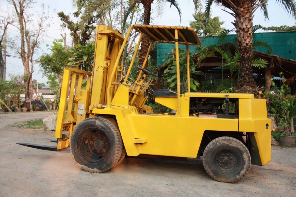 ขายรถยกโฟร์คลิฟต์ สนใจติดต่อ 086-775-7900, 086-324-1992