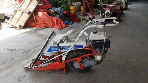 รถเกี่ยวข้าวเดินตามแบบมัดข้าวในตัว KUBOTA  รุ่น RฺB 25M  เก่าญี่ปุ่น สภาพสวย เครื่องพร้อมใช้งาน ไม่เคยใช้งานในไทย