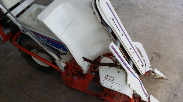 รถเกี่ยวข้าวเดินตามแบบมัดข้าวในตัว KUBOTA  รุ่น RฺB 25M  เก่าญี่ปุ่น สภาพสวย เครื่องพร้อมใช้งาน ไม่เคยใช้งานในไทย