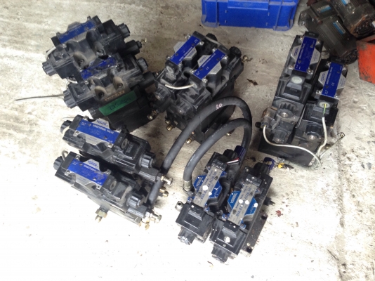 ขายชุดวาล์วคอนโทรล Yuken ชุดละ 2 ตัว 220Vac สภาพสวย มี 5 ชุด ชุดละ 6000 บาทครับ