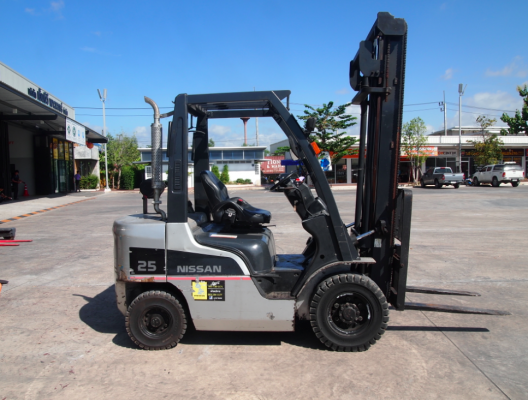 จำหน่ายรถ Forklift Nissan 2.5 ตัน ดีเซล เสาสูง 4 เมตร ปี 2009 **ราคาพิเศษ**