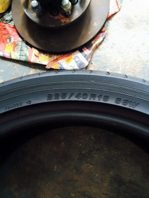 ขายยางขอบ 18"สวยๆ1ชุด คู่หน้า 225/40R18 คู่หลัง 265/35R18 ปี 12