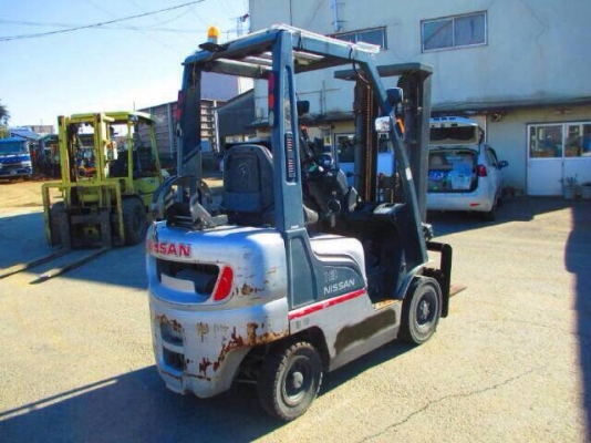 รถยกนิสสัน ยก 1.8 เสาสูง 4.75 เมตร เครื่องเบนซินติดแก๊ส ใช้งานมา 5500 ชม ครับ