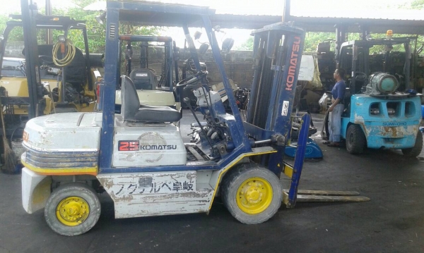 รถยกโคมัสสึรุ่น 11 น้ำหนักยก 2.5 ตัน เสาสูง 3 เมตร เครื่องดีเซล เกียร์ธรรมดา