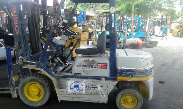 รถยกโคมัสสึรุ่น 11 น้ำหนักยก 2.5 ตัน เสาสูง 3 เมตร เครื่องดีเซล เกียร์ธรรมดา