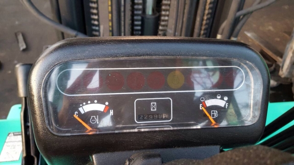 รถยกมิตซูบิชิ 2.5 ตัน เสาสูง 4.75 เมตร เครื่องดีเซล เกียร์ออโต้ งาหนีบ