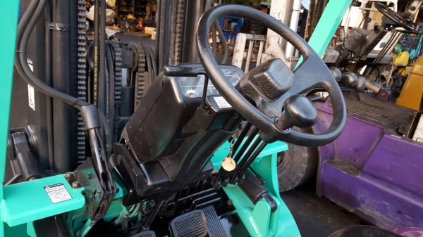 รถยกมิตซูบิชิ 2.5 ตัน เสาสูง 4.75 เมตร เครื่องดีเซล เกียร์ออโต้ งาหนีบ