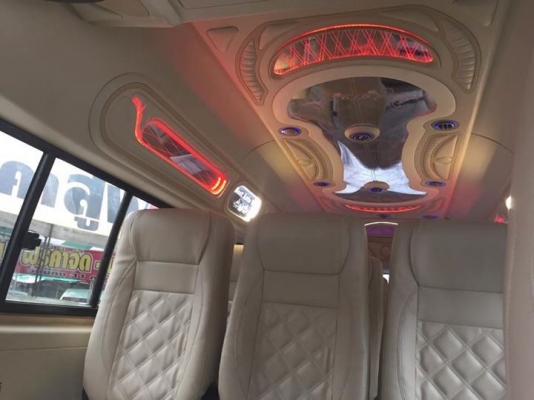 TOYOTA COMMUTER 2.5 ปี 12 เกียMTโทร0877758887 นาง