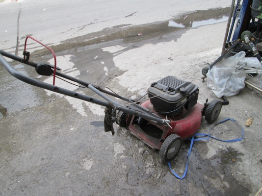 รถตัดหญ้าใช้อยู่   ขายราคาถูก   1800บาท  สนใจ  จบได้ครับ