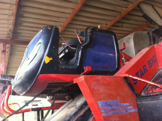 รถเกี่ยวข้าวราคา 420,000 บาท รถเกี่ยวข้าวราคา 420,000 บาท