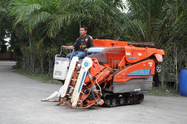 ขายรถเกี่ยว นวดข้าวKUBOTA รุ่นใหม่  ดีเซล3สูบ สวยเดิมจากญี่ปุ่น 65,000เท่านั้น!!