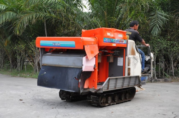 ขายรถเกี่ยว นวดข้าวKUBOTA รุ่นใหม่  ดีเซล3สูบ สวยเดิมจากญี่ปุ่น 65,000เท่านั้น!!