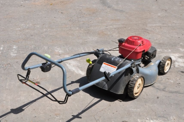 ขายรถตัดหญ้าสภาพสวยเดิมจากญี่ปุ่น 8500