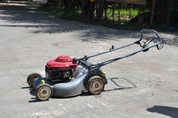 ขายรถตัดหญ้าสภาพสวยเดิมจากญี่ปุ่น 8500
