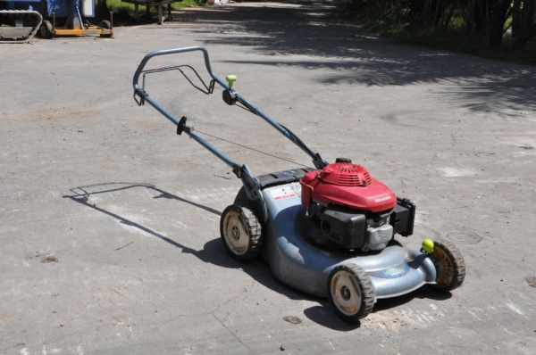 ขายรถตัดหญ้าสภาพสวยเดิมจากญี่ปุ่น 8500