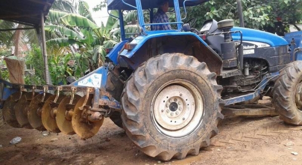 FORD TS 90 - 2 เพลา รถสภาพดีพร้อมใช้งานได้เลยครับ เครื่องแรงดีแห้งดีไม่แตกเยิ้ม เกียร์ข้าง กรองใหญ่แล้ว อุปกรณ์ครบ มีใบดันหน้า ผานพรวน 6 ติดตั้งพร้อมใช้งานได้เลย ช่วงล่างยางสภาพดีประมาณ 60\% พร้อมใช้งาน เอกสารเล่มทะเบียนครบพร้อม ราคาต่อรองได้ครับ