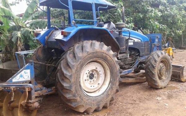 FORD TS 90 - 2 เพลา รถสภาพดีพร้อมใช้งานได้เลยครับ เครื่องแรงดีแห้งดีไม่แตกเยิ้ม เกียร์ข้าง กรองใหญ่แล้ว อุปกรณ์ครบ มีใบดันหน้า ผานพรวน 6 ติดตั้งพร้อมใช้งานได้เลย ช่วงล่างยางสภาพดีประมาณ 60\% พร้อมใช้งาน เอกสารเล่มทะเบียนครบพร้อม ราคาต่อรองได้ครับ