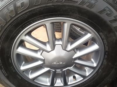 ขายล้อแม็กISUZU All New 16สีกัลยาง245/70/16 ปี13 4 ล้อ