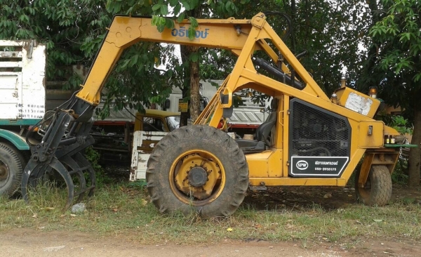 ขายรถคีบอ้อย 3 ล้อ สภาพพร้อมใช้งาน เครื่อง 4JB1 88 แรงม้า ปั้มแรง ยางดี ราคาคุยกันได้ครับ