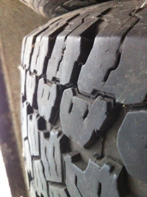 ขออนุญาตปล่อยยาง Goodyear 225/70/15 ปี 11ดอกหนาๆ 1ชุด