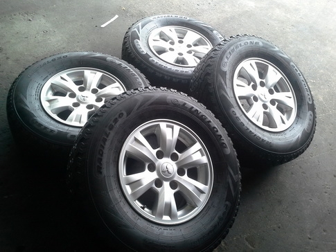 ล้อTriton + ยาง AT 265/70/16 ปลายปี13 สวยๆ 1ชุด