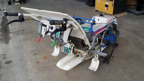 รถดำนา ISEKI  รุ่น SANAE 25  เก่าญี่ปุ่น ดำนา 2 แถว  ขนาดกระทัดรัด สภาพสวย เครื่องยนต์ติดง่าย สภาพพร้อมใช้งาน