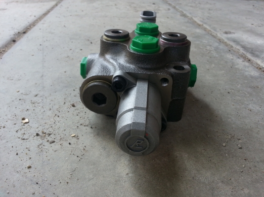 คอนโทลวาวล์ สำหรับใบมีดดันหน้า ติดรถคูโบต้า  ของใหม่ จากยุโรป ใส่ได้ 3408,3608,4508,4708