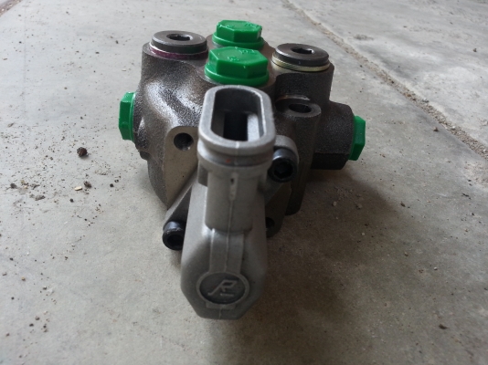 คอนโทลวาวล์ สำหรับใบมีดดันหน้า ติดรถคูโบต้า  ของใหม่ จากยุโรป ใส่ได้ 3408,3608,4508,4708