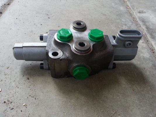 คอนโทลวาวล์ สำหรับใบมีดดันหน้า ติดรถคูโบต้า  ของใหม่ จากยุโรป ใส่ได้ 3408,3608,4508,4708